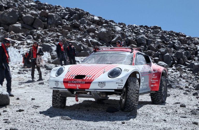 Expedition team with the special Porsche 911